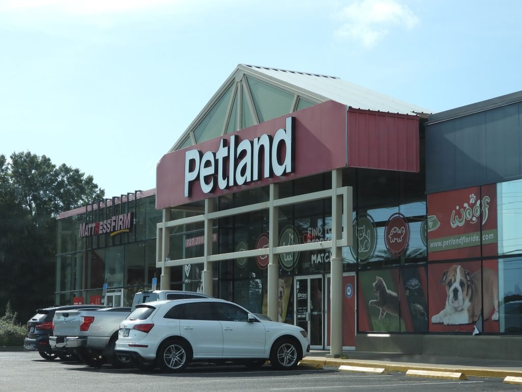Outsite of PetLand Largo, Fl